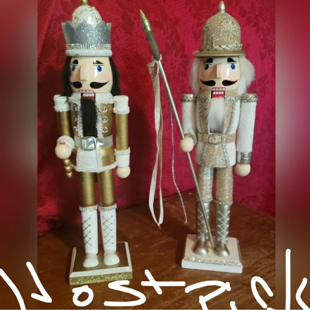 🎉Day To Night Posh Party Host Pick 01/17/26. 🎉🎉Gold and Silver Nutcracker Set